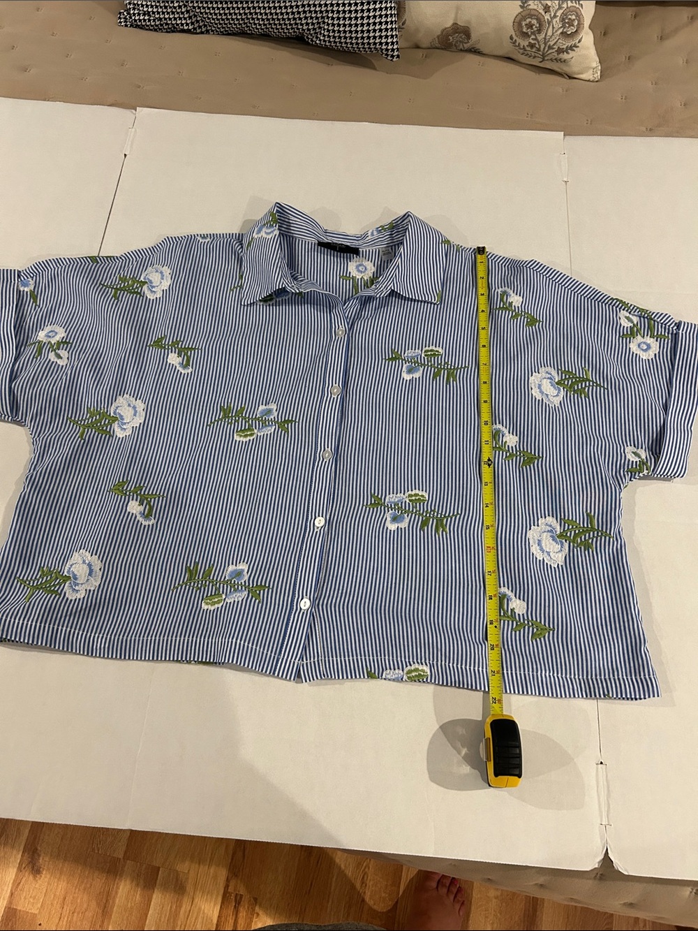 Tahari size XL embroidered blouse